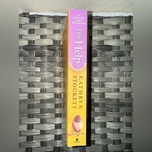 The Help by Kathryn Stockett (Paperback, #1 New York Times Bestseller) - Picture 3 of 3